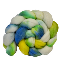 Load image into Gallery viewer, spinning wool
