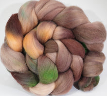 Load image into Gallery viewer, Hand Dyed Merino Top / 133g / Braid for Spinning
